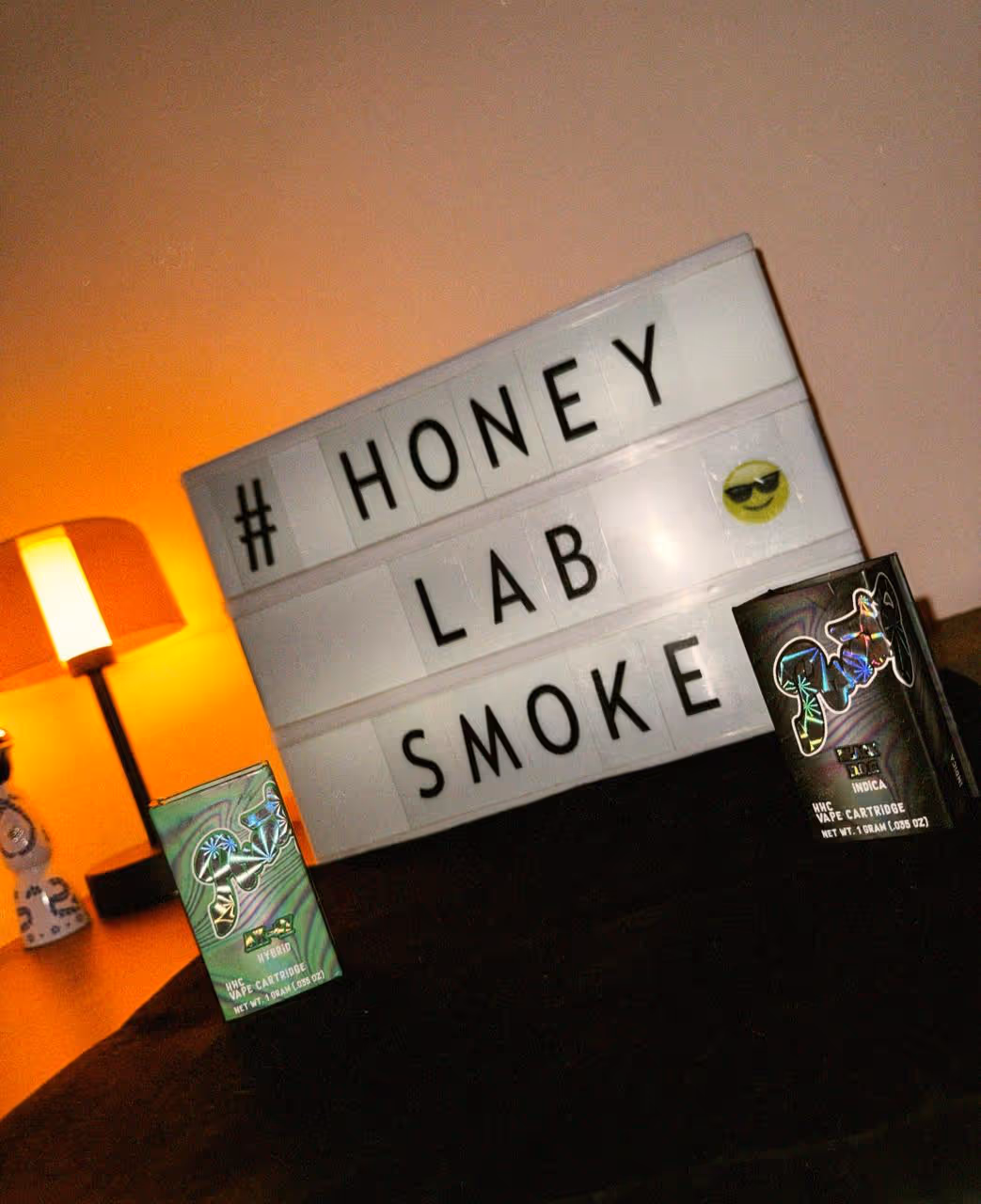 Honey Lab — productos premium bajo luz ámbar
